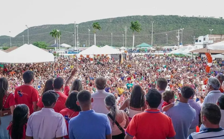 Festa do Dia das Mães reúne multidão, distribui brindes e sorteia prêmios em Traipu